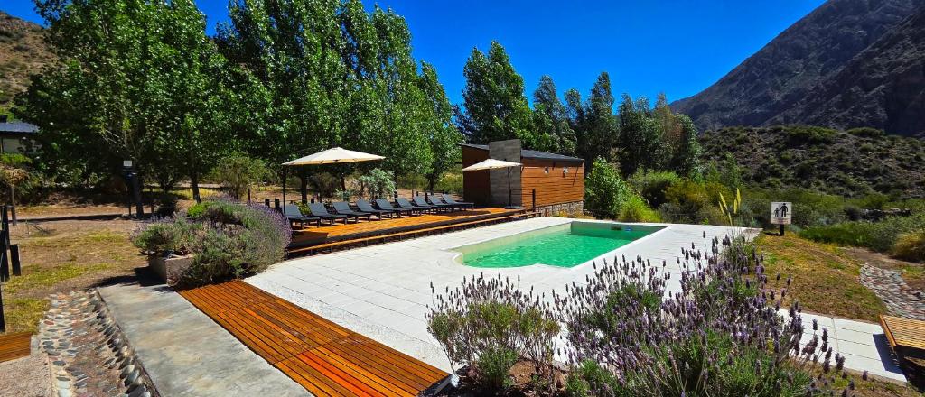 Nespecifikovaný výhled na hory nebo výhled na hory při pohledu z prázdninového domu