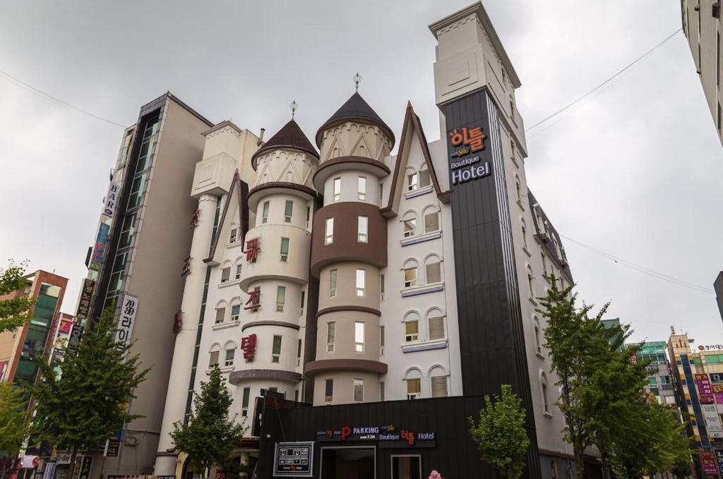 a large white building with turrets in a city at 부띠끄 이틀호텔 in Cheongju