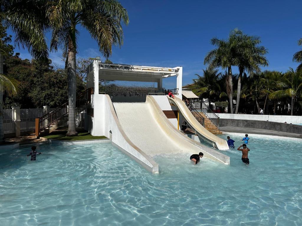eine Gruppe von Menschen, die in einem Schwimmbecken spielen in der Unterkunft Lacqua Di Roma Caldas Novas in Caldas Novas