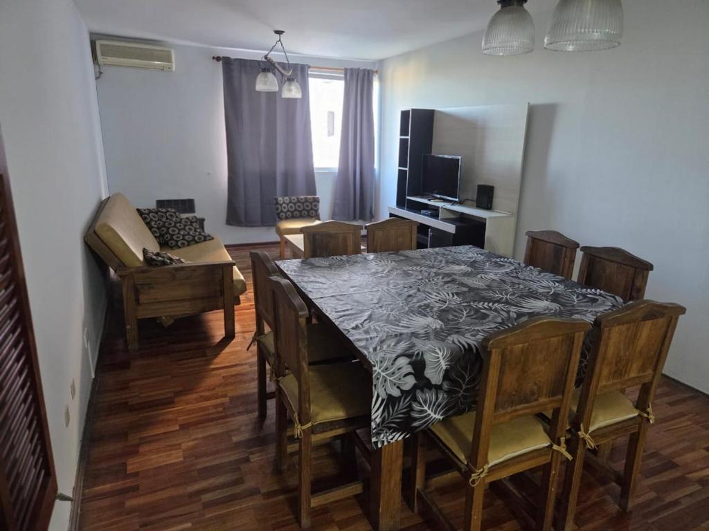 a living room with a dining room table and chairs at Amplio Departamento Céntrico in Barraquero