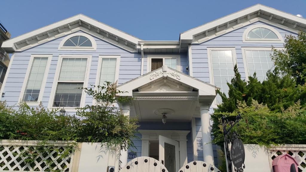 niebieski dom z białym w obiekcie Bella Guesthouse w mieście Tongyeong