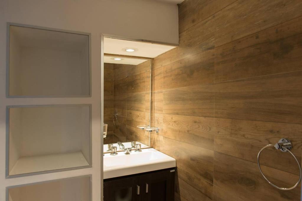 Ένα μπάνιο στο ViviSierras, Carlos Paz casa centro frente al lago, pileta climatizada, 4 dormitorios, 3 baños, quincho