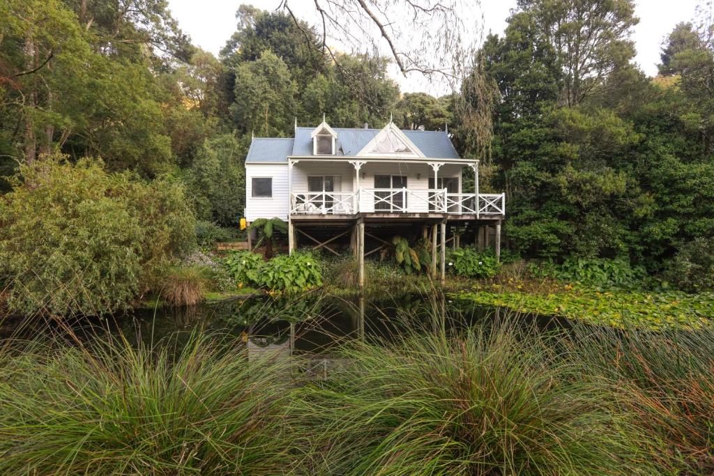 una casa bianca su un ponte sopra un fiume di Plum Retreat a Apollo Bay