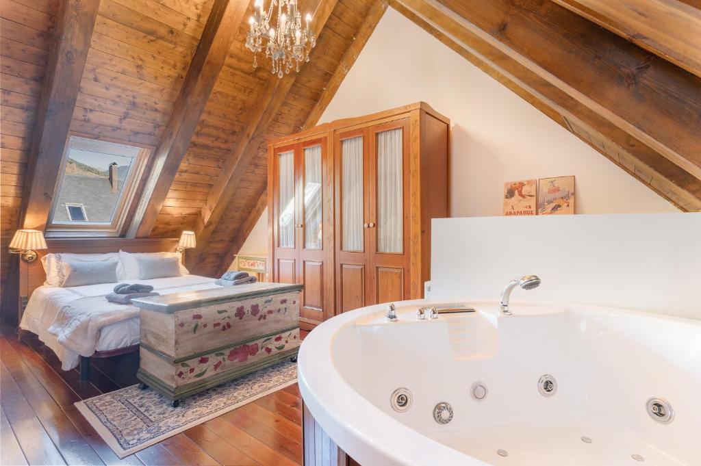 Кровать или кровати в номере M1 eraclau - Era Candèla con garage y WiFi en Vielha