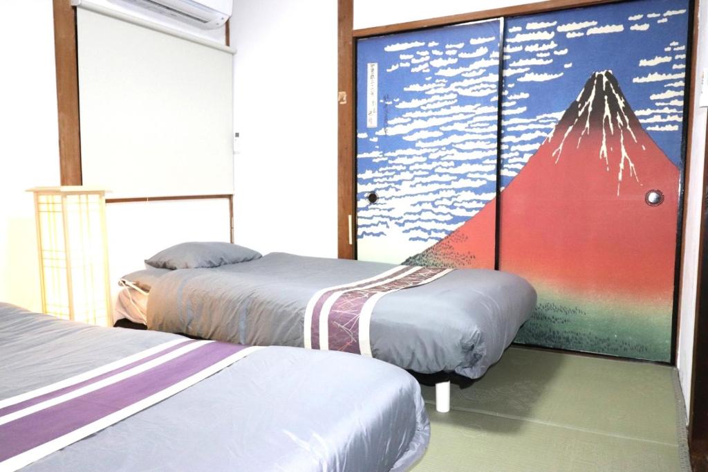 下関市にあるインジホテル下関のベッド2台 山の壁の部屋