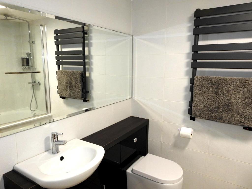 Koupelna v ubytování Stylish 2-Bedroom 2-Bath Apartment Easy Parking