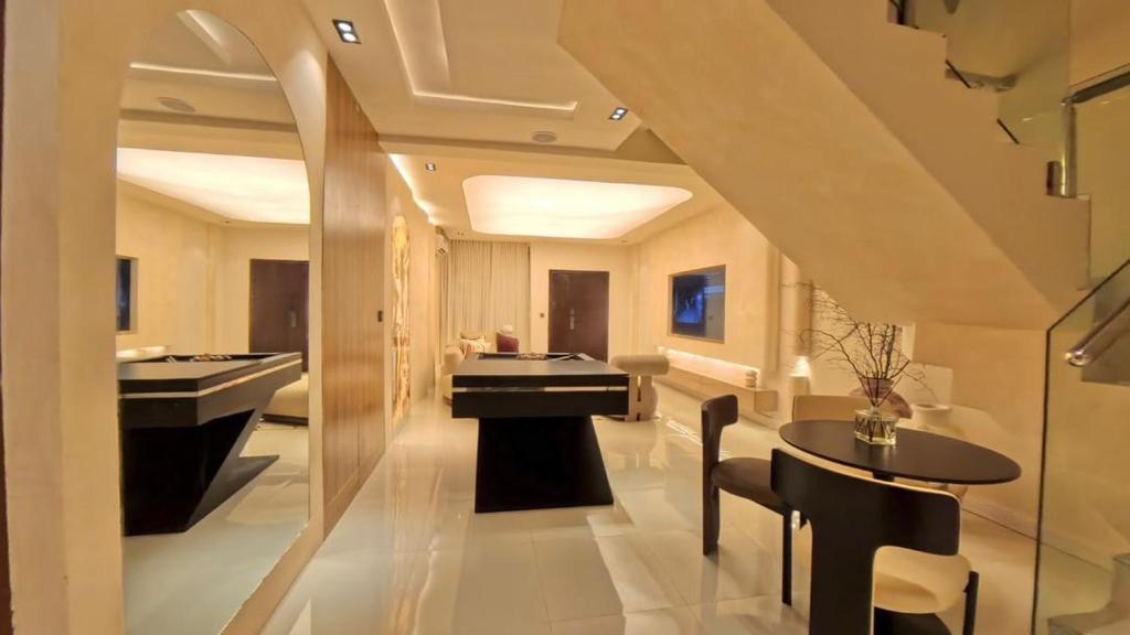 uma casa de banho com 2 lavatórios e uma mesa e cadeiras em Pkeys em Lekki