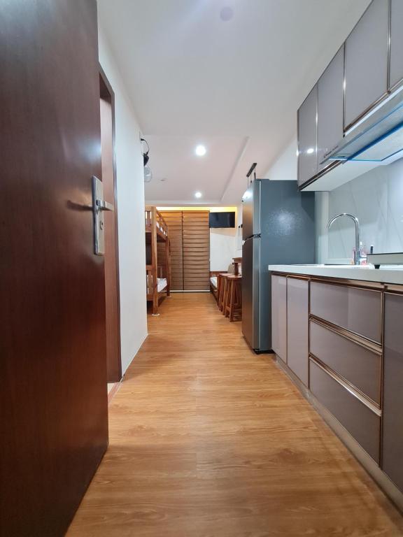 una cucina con pavimento in legno e porta di Upper Room Megatower III a Baguio