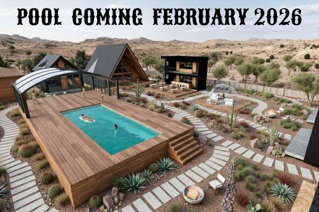 una casa con piscina en el desierto en 25 Min to Grand Canyon Shuffleboard Fire Pit, en Valle