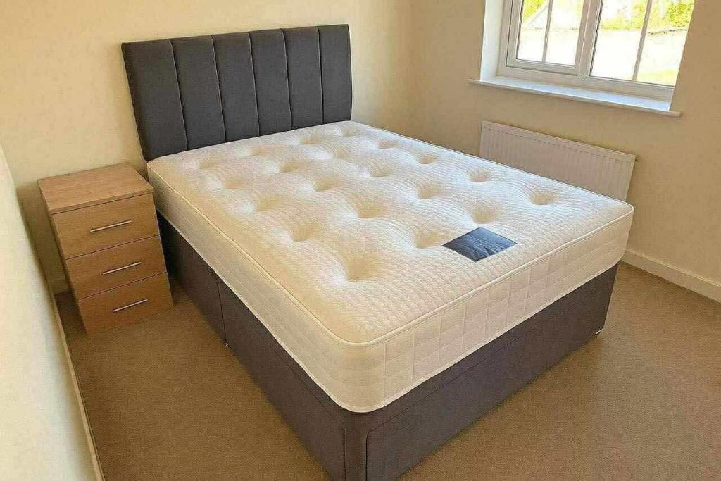 En eller flere senge i et værelse på Melfort lodge