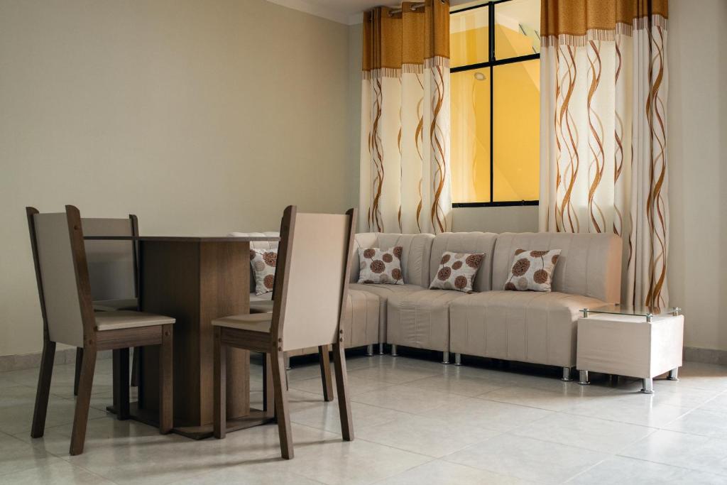 een woonkamer met een bank en een tafel bij Hotel Shumaq Yungay in Yungay