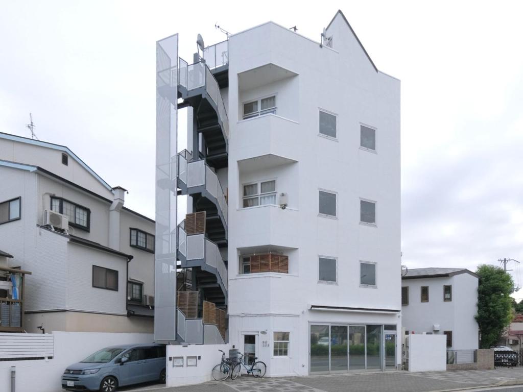 un bâtiment blanc avec une façade en spirale dans l'établissement Casa Hiro, à Osaka