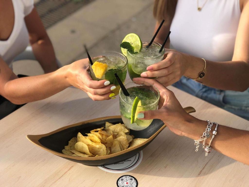 リポリェットにあるイビス リポレトのチップスと飲み物を手に持った人々のグループ