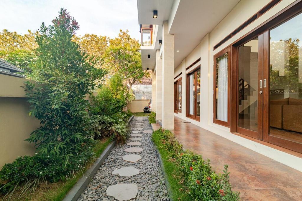 een loopbrug op de binnenplaats van een huis bij Singaraja Sea View Villa in Singaraja