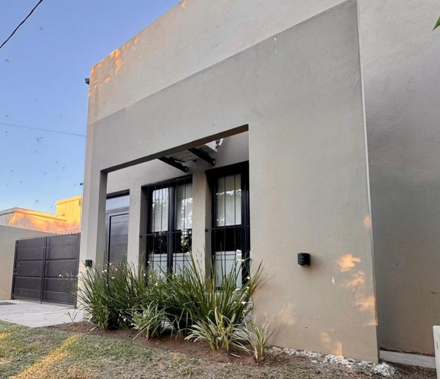 un edificio bianco con delle piante di fronte di Casa Cibelli a Rufino