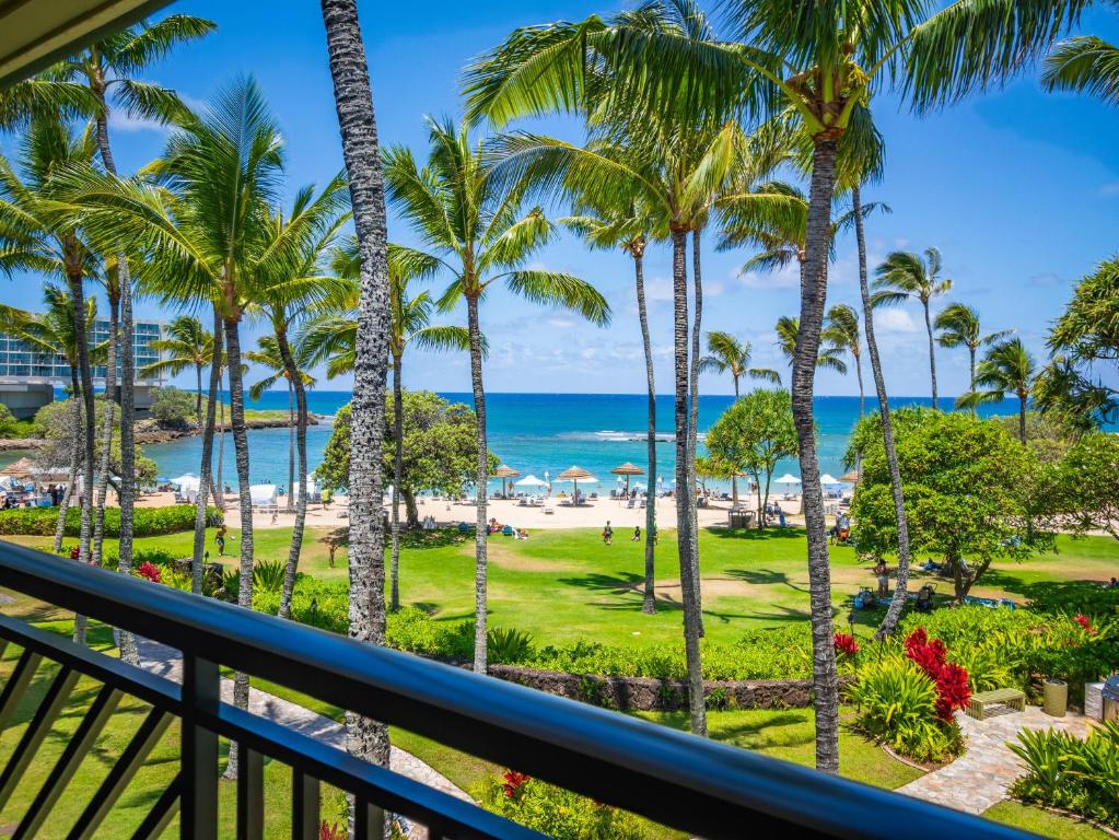 - une vue sur l'océan et les palmiers depuis le balcon d'un complexe dans l'établissement 3-Bed Villa 306 at Turtle Bay, à Kawela Bay