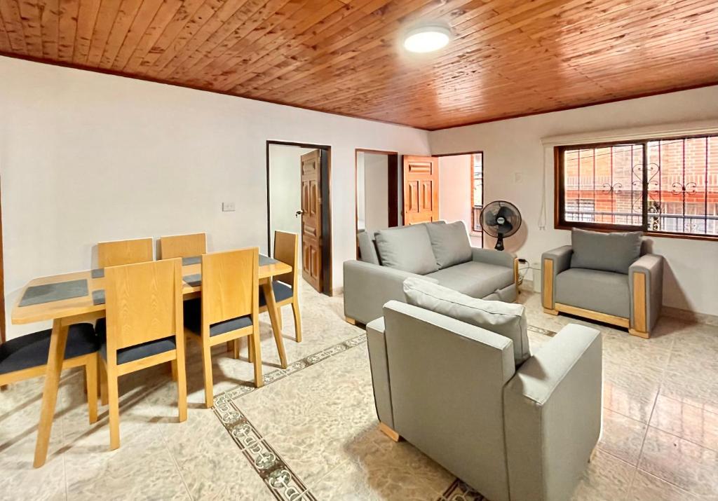 O zonă de relaxare la Apto familiar 2 hab WiFi rápido y balcón