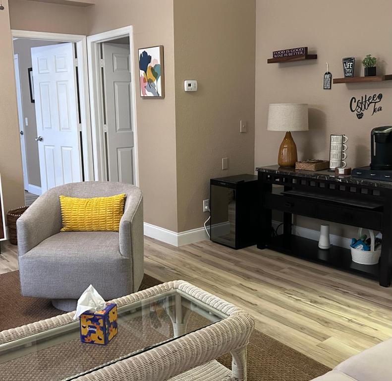 ein Wohnzimmer mit einem Stuhl und einem Klavier in der Unterkunft Great Location in North Port