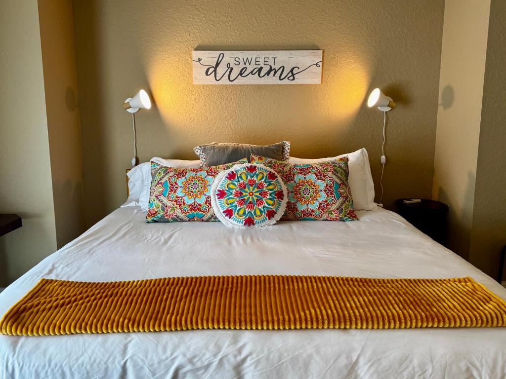 een bed met kussens en een bordje met de tekst 'slaap lekker'. bij Great Location in North Port