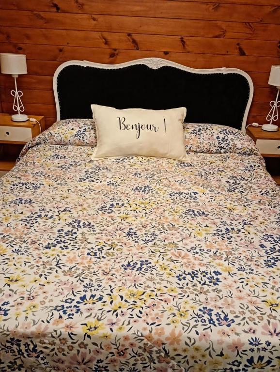 a bed with a pillow with the word betrayal on it at Casa Quinta in Mercedes