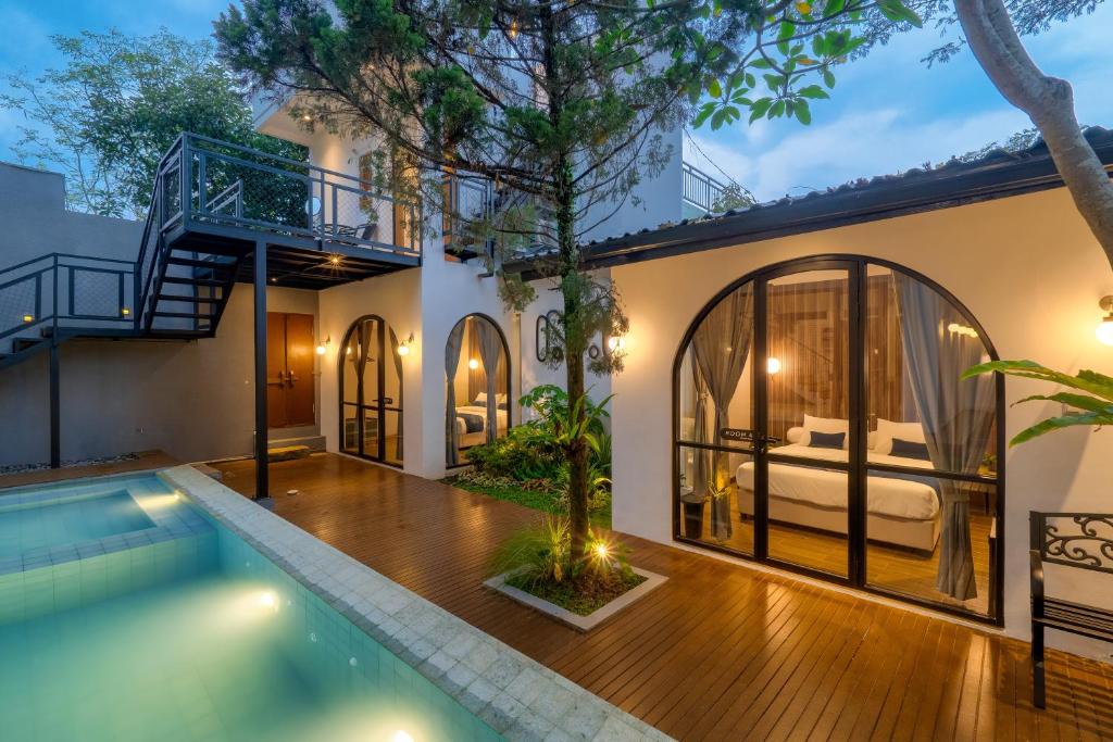 een villa met zwembad en een slaapkamer bij Momo Villa Bandung in Bandung