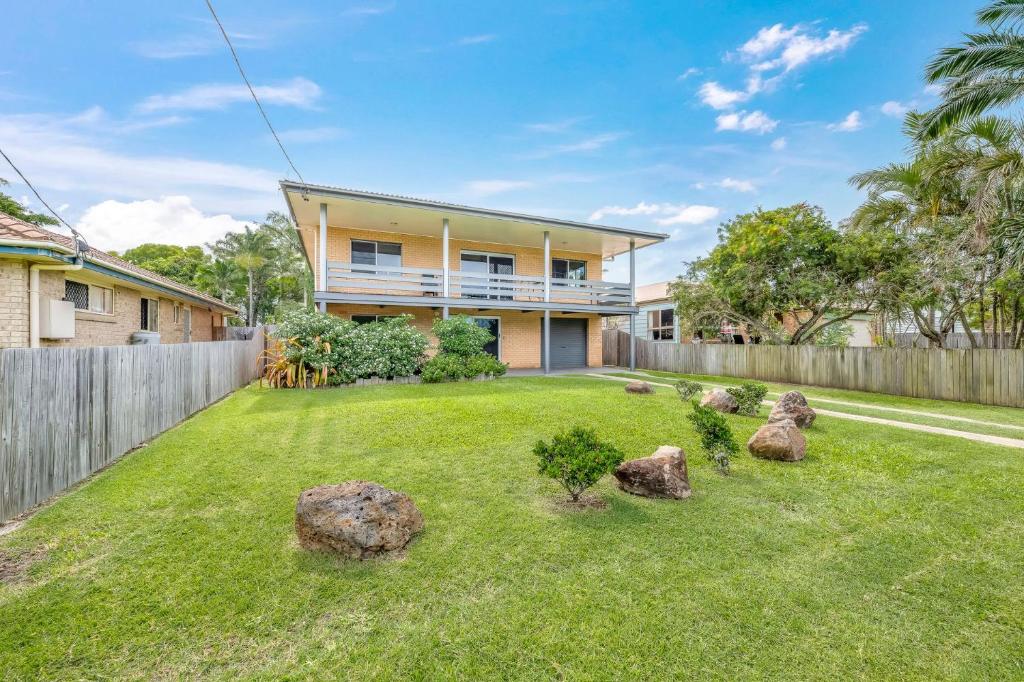 einen Hof mit Felsen vor einem Haus in der Unterkunft 64 Bathurst Street in Elliott Heads