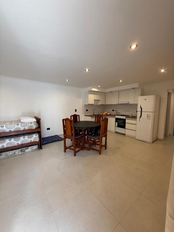 een keuken en eetkamer met een tafel en stoelen bij Dpto lo de Bruno in Santa Clara del Mar