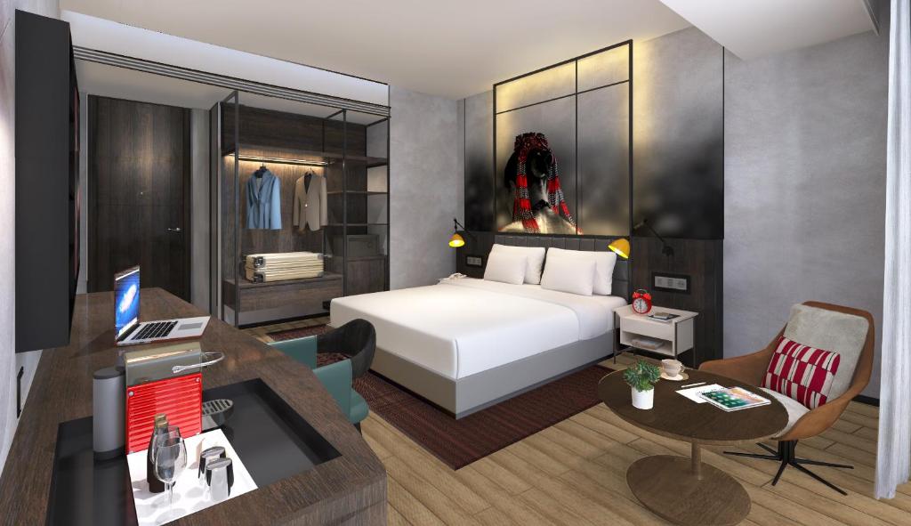 una camera d'albergo con un letto e una scrivania con un computer di Radisson RED Cebu Mandaue a Banilad