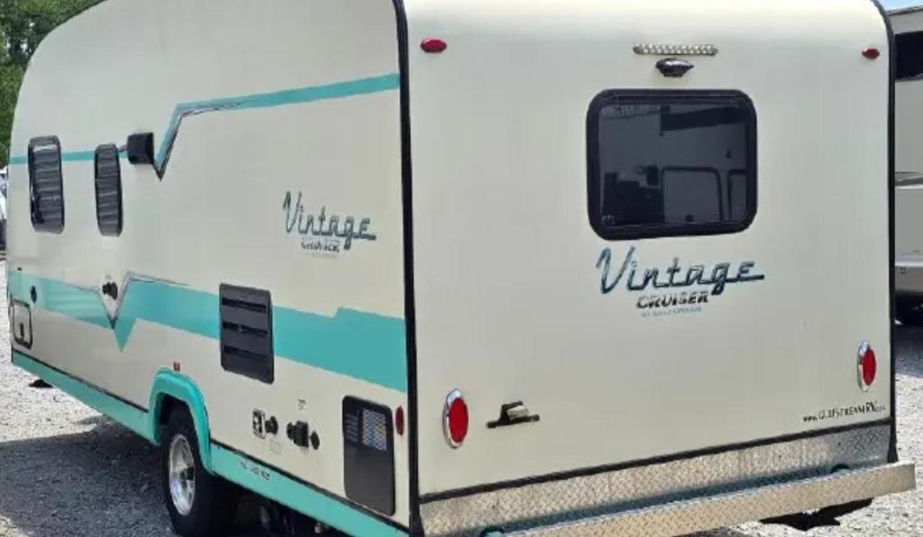 una roulotte bianca parcheggiata in un parcheggio di Gold Rush Historical Resort a Sonora