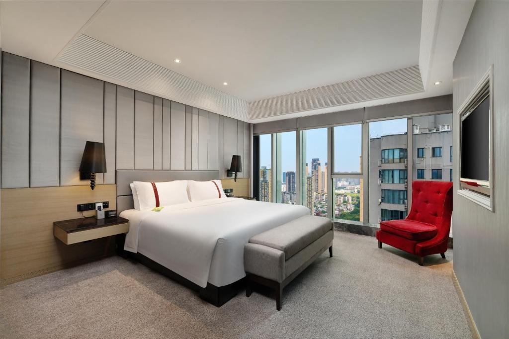 Una cama o camas en una habitación de Rhombus Park Aura Chengdu Hotel