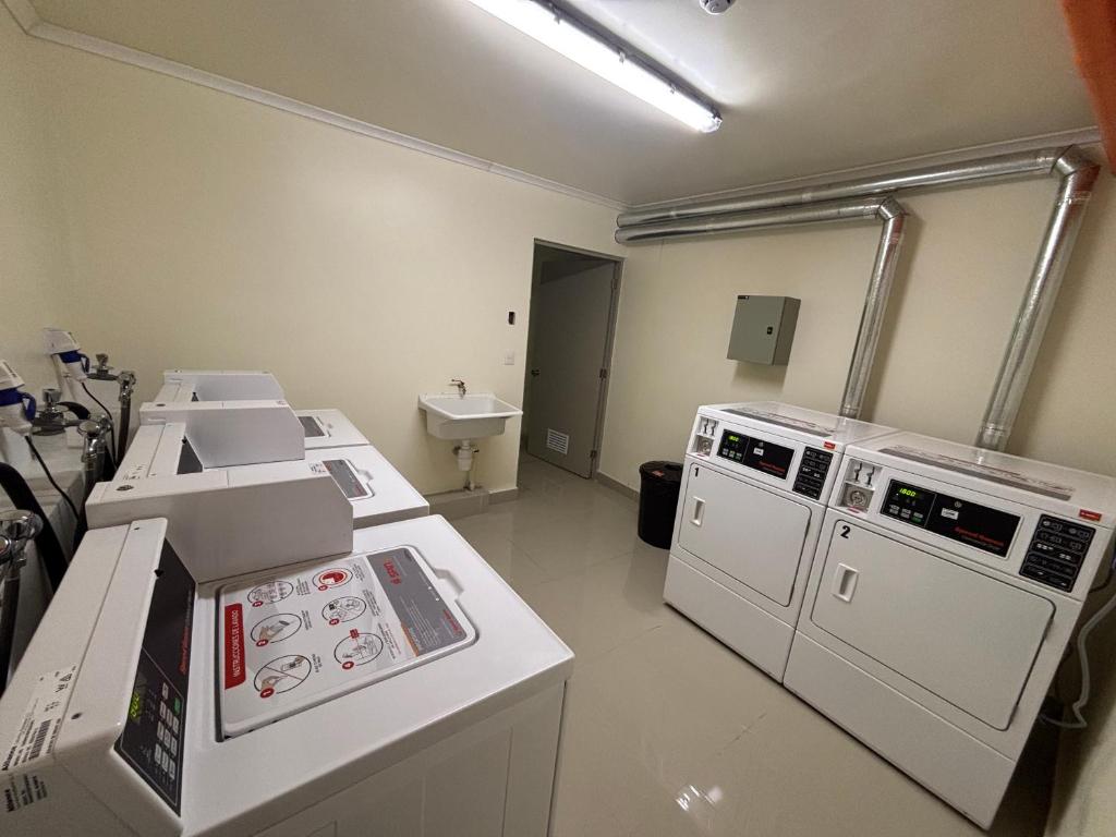 Una habitación de hospital con dos máquinas y un lavabo. en A pasos del metro Steps away from the subway, en Santiago