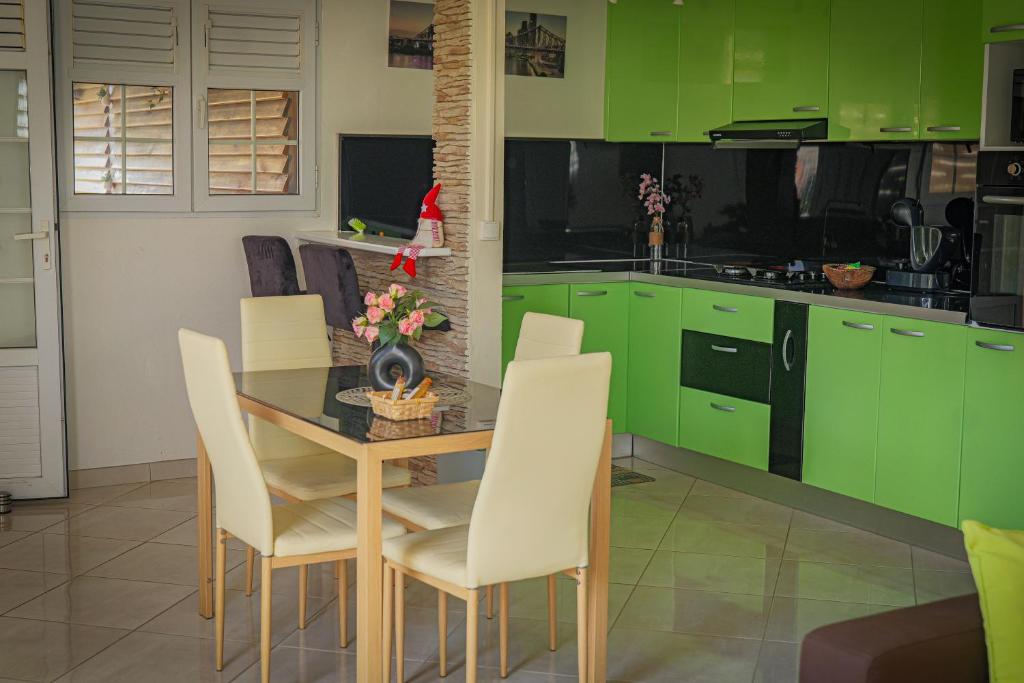 O bucătărie sau chicinetă la BELLA House