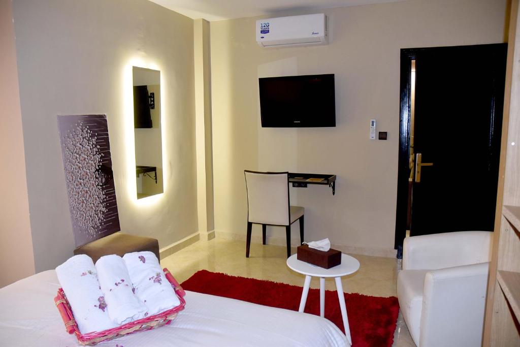 um quarto de hotel com uma cama e uma mesa em Lyron Hostel & Privates rooms Gueliz em Marraquexe