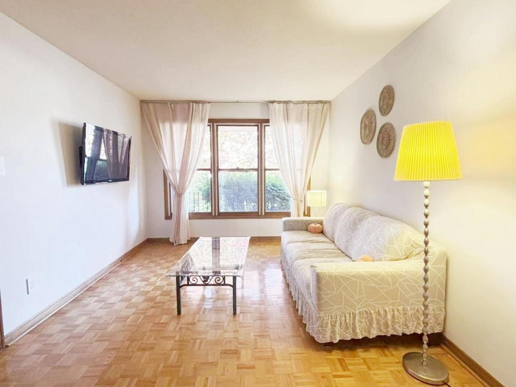 un soggiorno con un divano e un tavolo di Relocation Ready- Pet-Friendly 4BR-Core of transit a Vaughan