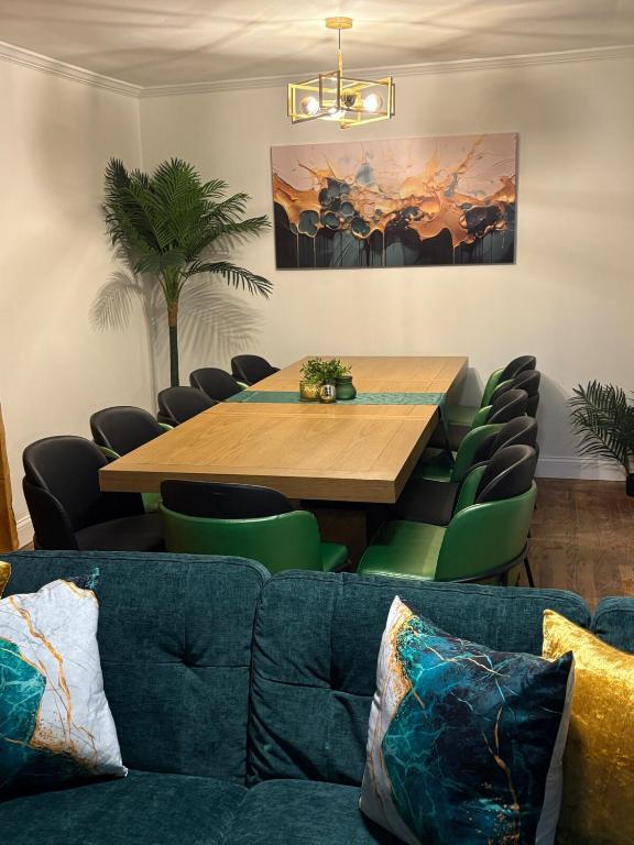 Posezení v ubytování Big Group Getaway House Near Chicago