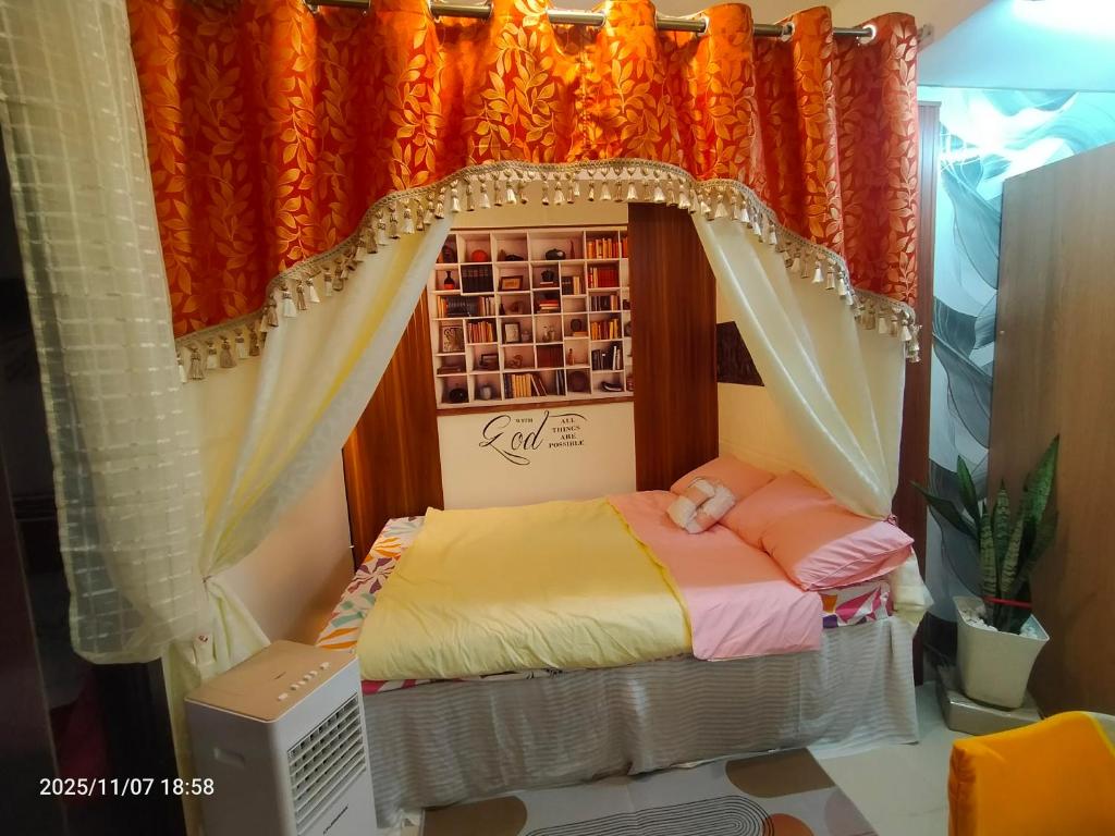 une chambre avec un lit à baldaquin dans l'établissement JC Palace Residence, à Manille