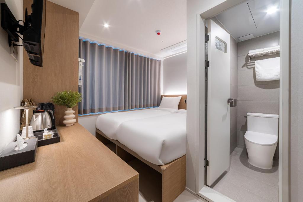 En eller flere senge i et værelse på Hi Stay EULJIRO