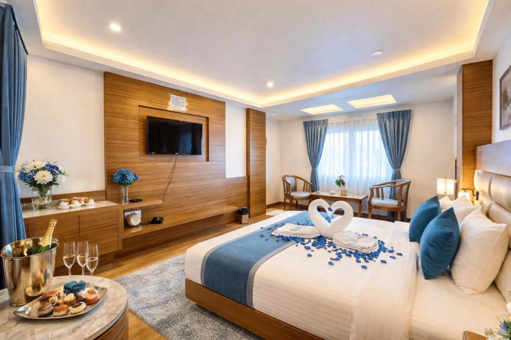 una habitación de hotel con una cama con un cisne en ella en Hotel Bella Vista Near Drc Parking, en Darjeeling