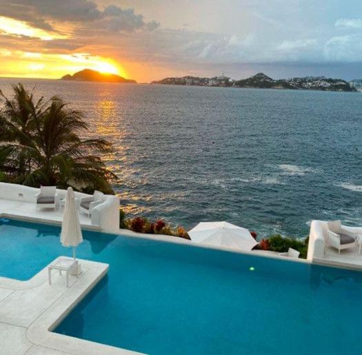 Una piscina tipo resort con vista al océano en Gaia, en Acapulco