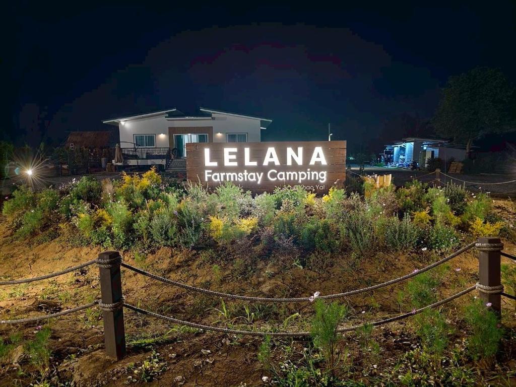 un panneau indiquant le campus de la ferme Leela Mana la nuit dans l'établissement LeLaNa Farmstay Camping, à Pak Chong