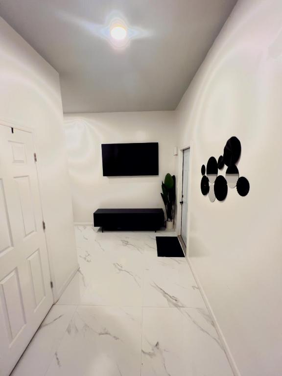 - un salon blanc avec un canapé et une télévision dans l'établissement Elegant 1-Bedroom Retreat, à Miami