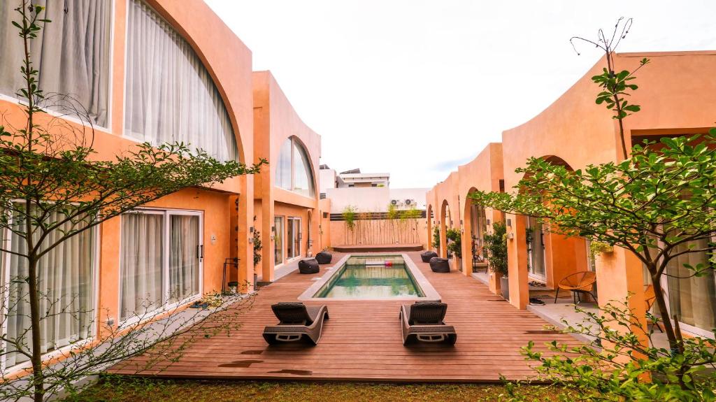 einen Innenhof mit einem Pool zwischen zwei Gebäuden in der Unterkunft Villa Sorrento by SMS Hospitality in San Antonio