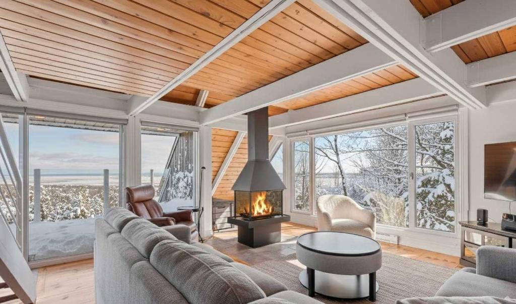 Khu vực ghế ngồi tại The Perch - Spa & Pool