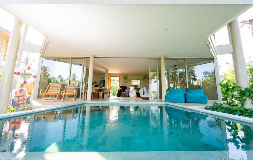 een zwembad in het midden van een huis bij Villa Akwaba, Carbana Lodge, Koh Samui in Hua Thanon Beach
