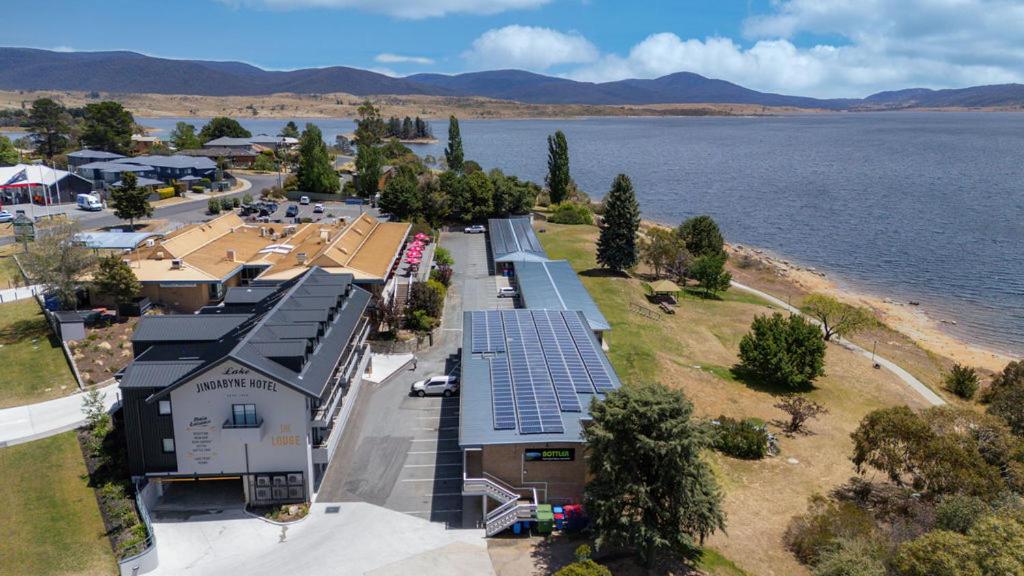 ジンダバインにあるLake Jindabyne Hotelの太陽電池パネル付き建物の空中風景