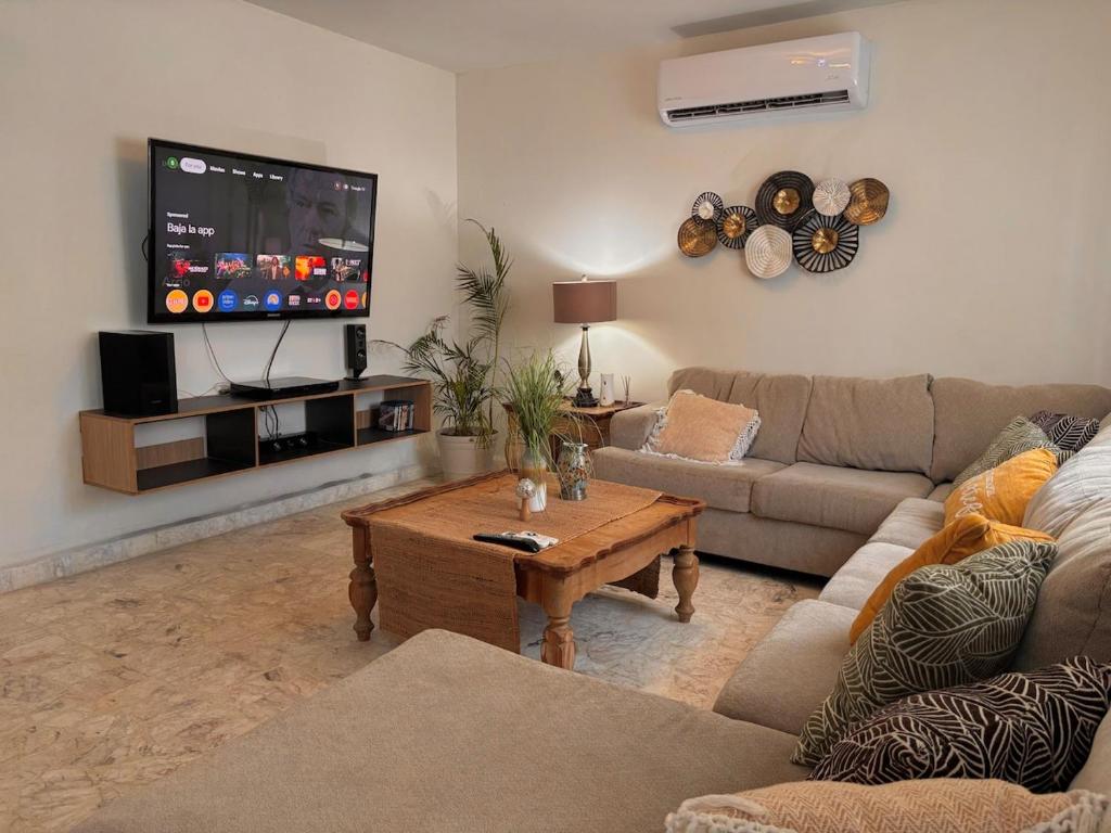 Μια τηλεόραση ή/και κέντρο ψυχαγωγίας στο House 10 minutes from the American consulate WiFi 500 Mbps