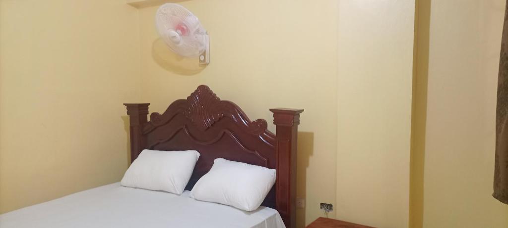 Ένα ή περισσότερα κρεβάτια σε δωμάτιο στο Habitaciones privadas en Higüey Hotel San Marcos