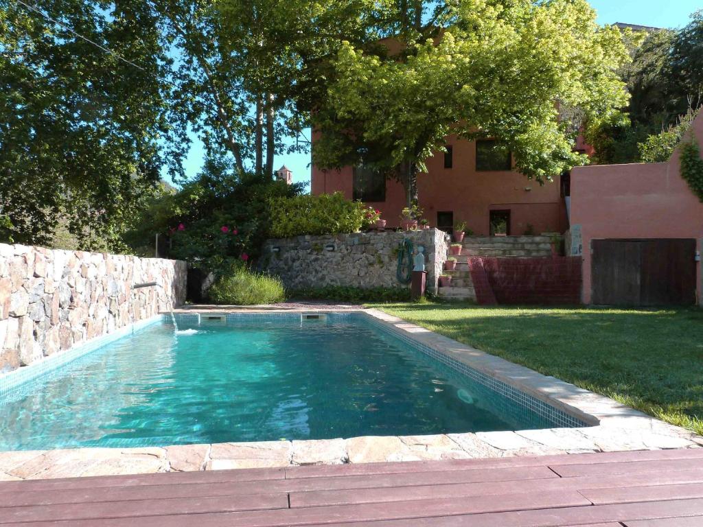 una piscina en un patio junto a una casa en Casa Argentera en Argentera