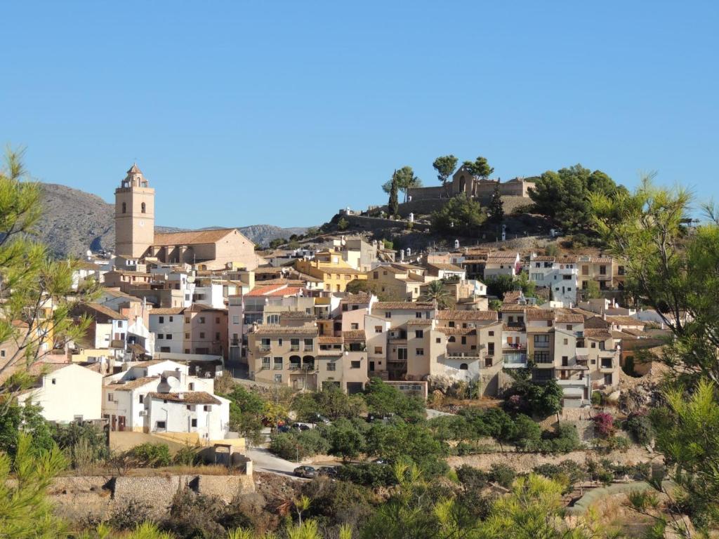 una pequeña ciudad en una colina con casas en Apartamento Les Fonts, en Polop