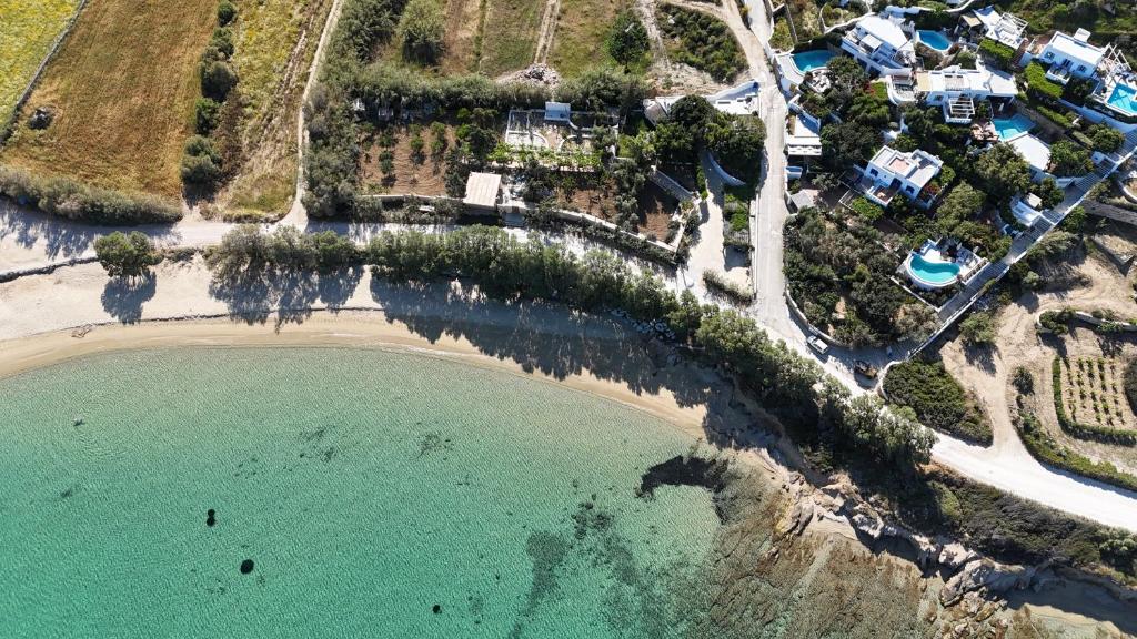 Una vista aérea de una playa con un grupo de casas. en Villa Paradise in Naxos, en Plaka